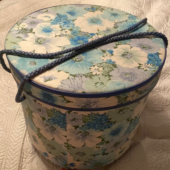 Gorgeous Vintage Hat box with assorted hats including Fur hats - Picture 2 of 15